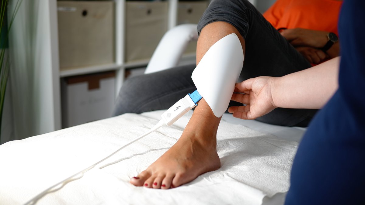 coldplasmatech's tweet image. Das ist Antje, sie behandelt Patienten/innen mit #chronischenWunden in einem unserer bundesweiten CPT Plasma.Kompetenz.Zentren, bei MeckCura Pflegedienst GmbH in Güstrow.
Die Behandlung ist: schnell (nur 2 Minuten), effektiv, tiefenunabhängig tötet Bakterien u. Keime, schmerzfrei