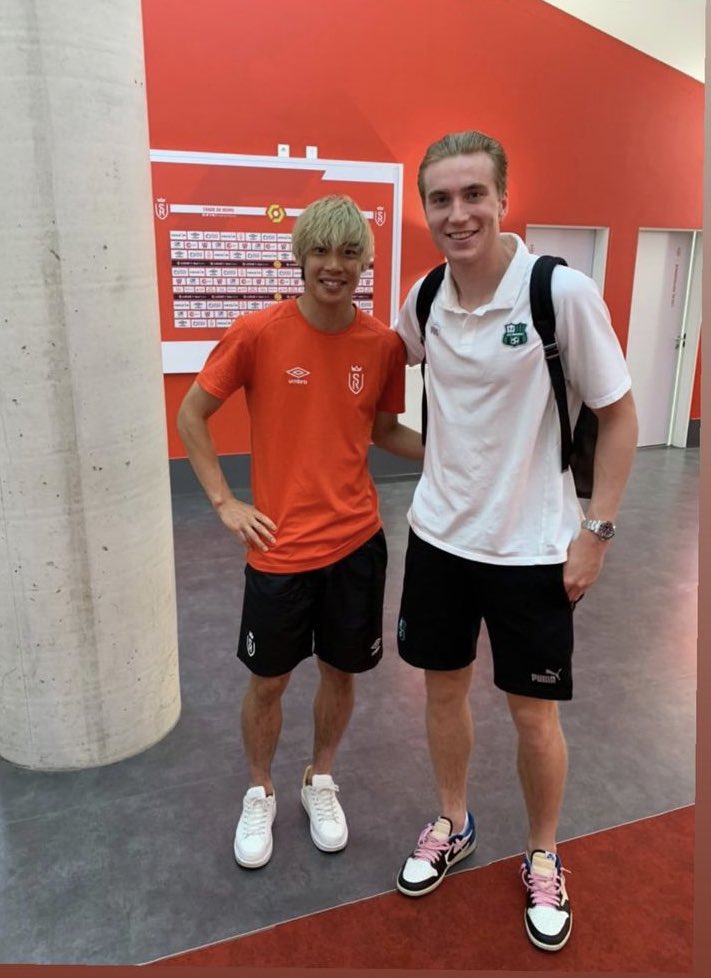 TeamGVHL's tweet photo. Reunion between two club icons! 💙

#krcgenk #genkiesvoorhetleven https://t.co/ER71Q8RYB9