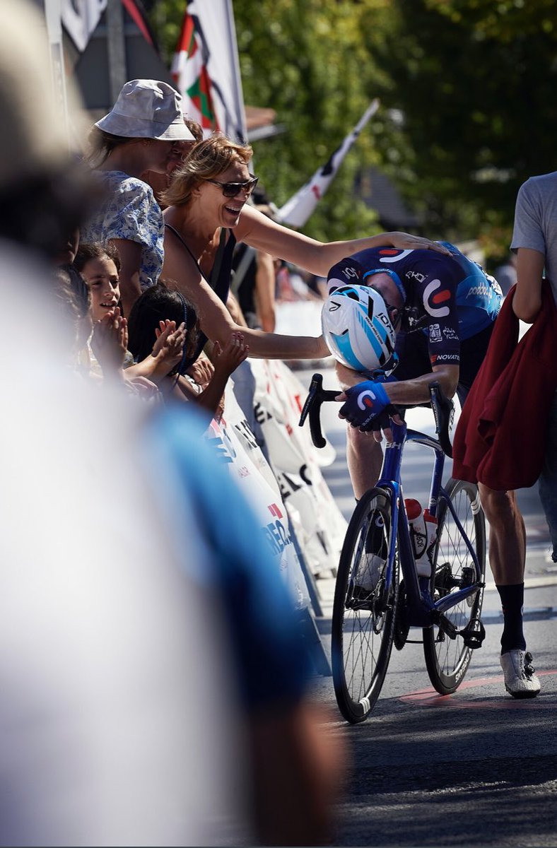 La duresa de l'esport. Sovint injust, com tantes coses en aquesta vida, però és qüestió de continuar pedalant.

Ahir ens estrenàvem en el ciclisme - Circuito de Getxo. Afortunats de tenir una família que ens cuida i que fa que a Girona s’hi senti com a casa.

📸Naikefotosport