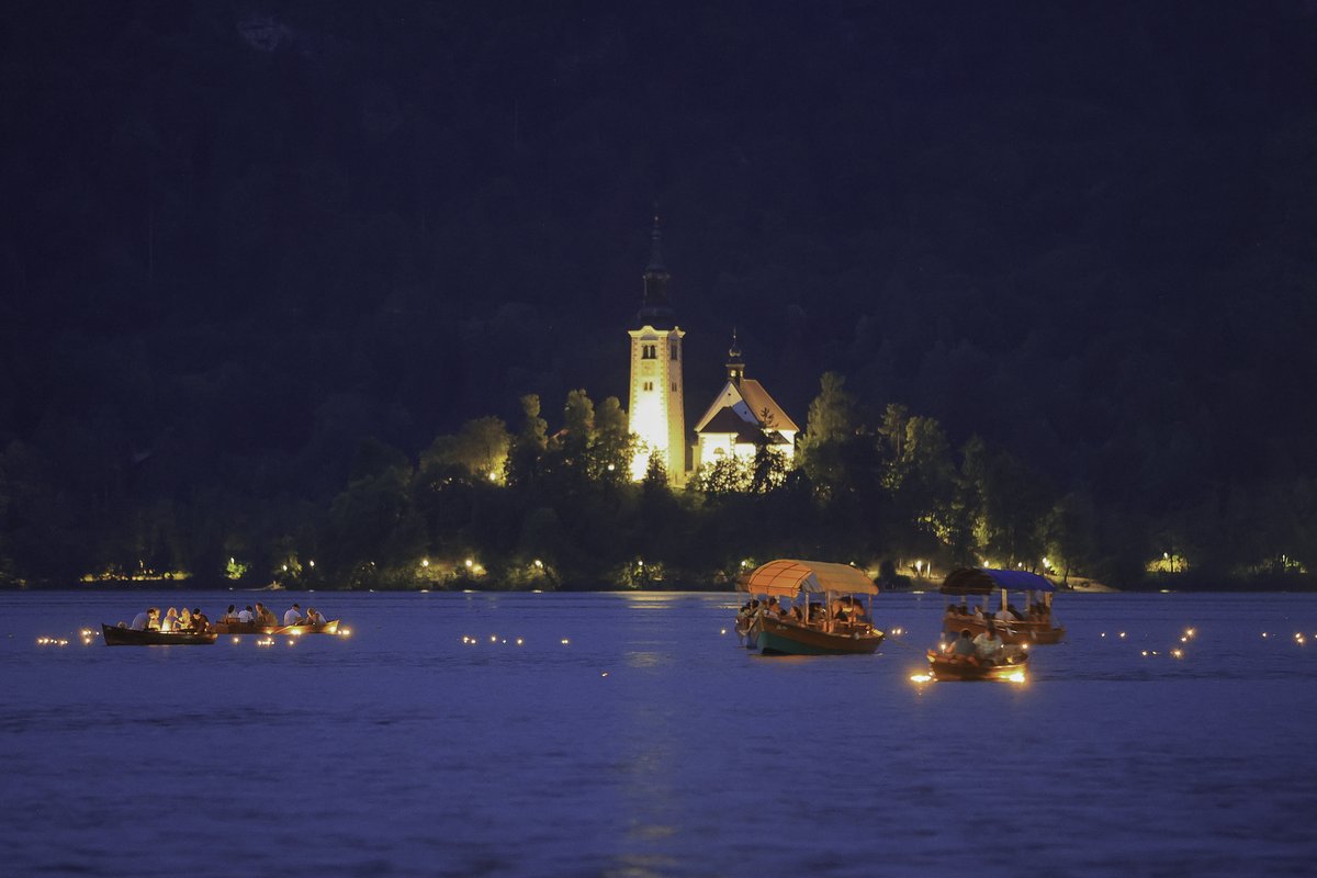 bled_cvb's tweet photo. A beautiful capture of traditional Bled Night when the lake glows with 15,000 lights in egg-shells on its surface. 😍

📸 Miro Zalokar
#lakebled #bledslovenia #ifeelslovenia #sloveniameetings https://t.co/nNUcYrRLCN
