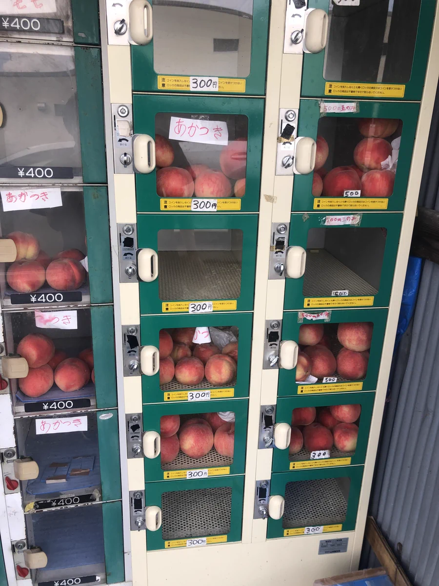 ロッカー型自販機で売られているのは？大量の桃だった。