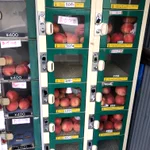ロッカー型自販機で売られているのは？大量の桃だった。