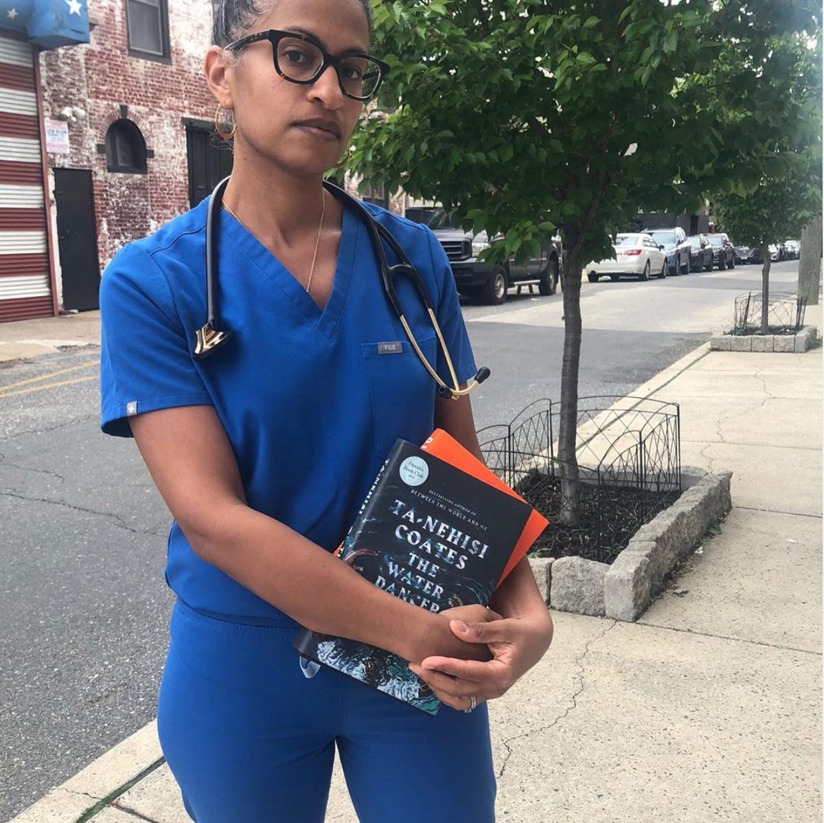 harriettsbooks's tweet photo. In the face of Covid—you all helped us to get hundreds of books into the hands of #EssentialWorkers w/ our #EssentialsForEssentials initiative. Thank you 🙏🏾 https://t.co/znyG0c8su0