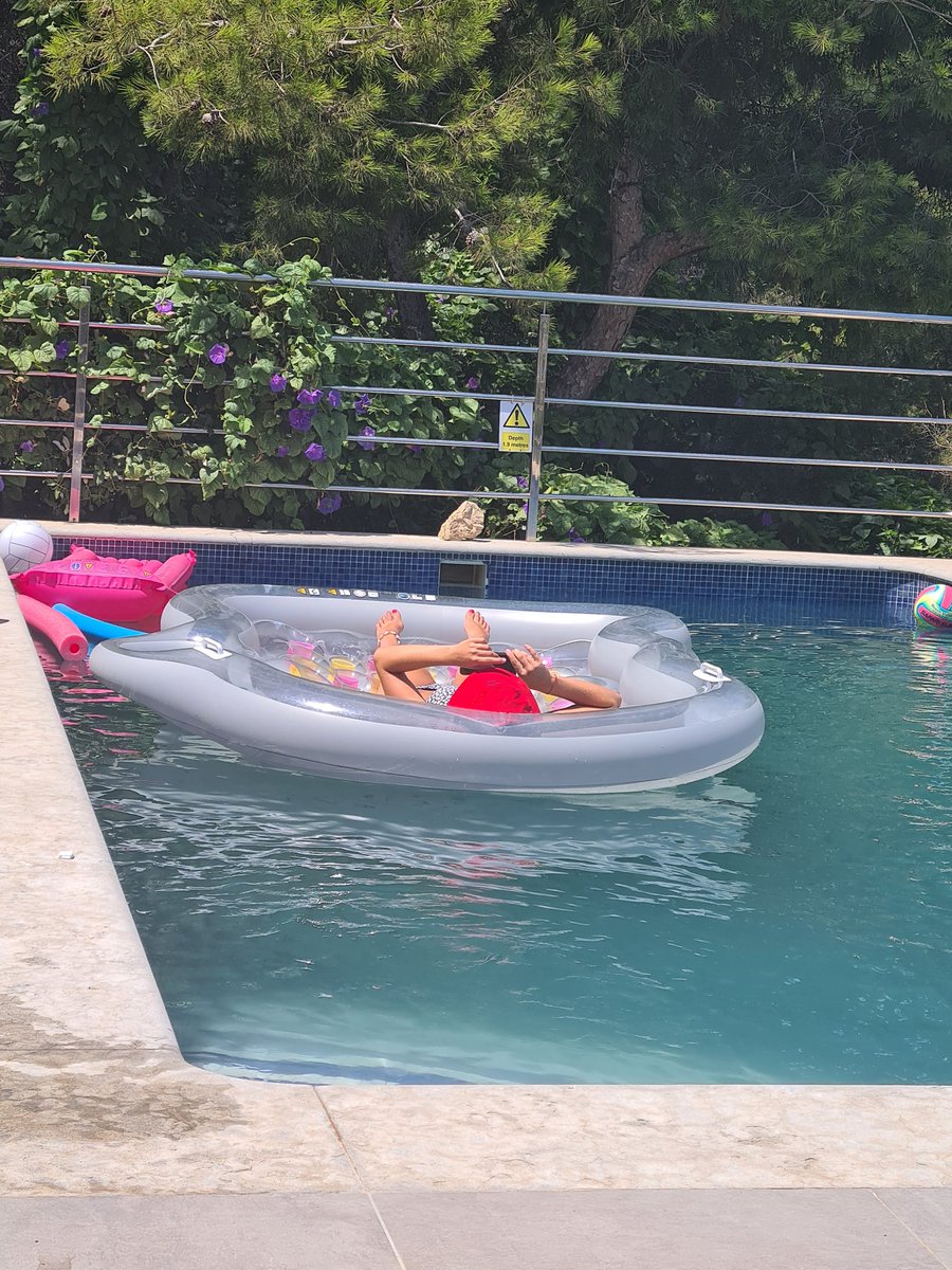 Watching netball any way she can - whilst topping up her tan 🤣 <a href="/EnglandNetball/">England Netball</a>
#thankgoditsstreaming
First up #AUSvSA