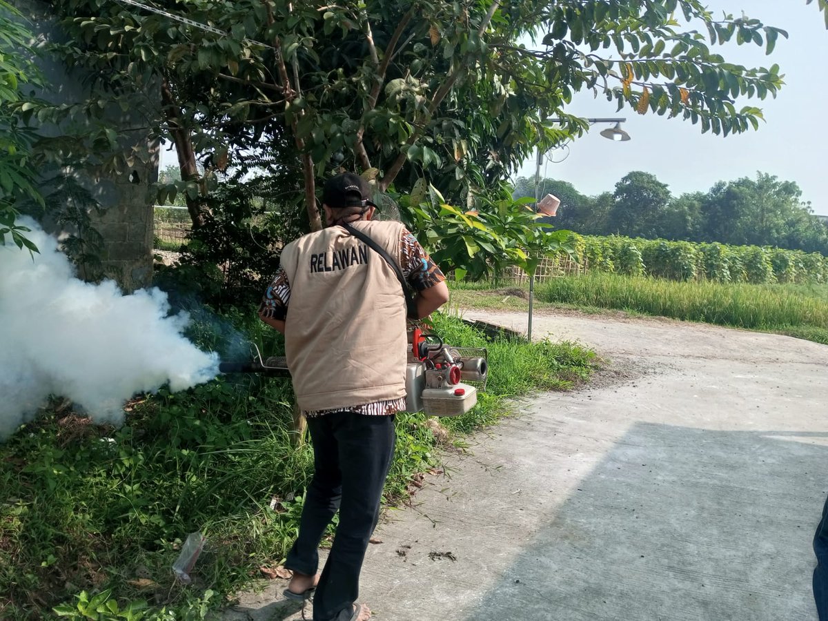 mustadhafin's tweet photo. Asap Fogging sampai Sindang Mulya, Bekasi.
Minggu, 31 Juli 2022. Kembali Dana Mustadhafin melakukan layanan Fogging Gratis di Rt 09 & 01 RW 12, Sindang Mulya, Kab. Bekasi utk antisipasi penyakit DBD diwilayah tersebut.
#fogginggratis #peduli #khidmat #DBD https://t.co/RPLy6KNFQn