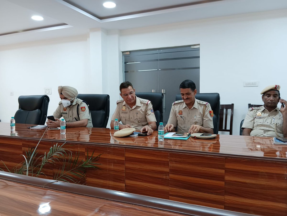darya_ganj's tweet photo. Meeting Held By Addl DCP Central District Shashank Jaiswal. Security Issues Were Discussed At Length . Residents &amp; Traders Are Requsted To Be Vigilant . #gharghartiranga @DCPCentralDelhi @DelhiPolice #independenceday #security #safetyfirst #delhipolice @manishseth @ShoDaryaganj https://t.co/Wrsf921GDS