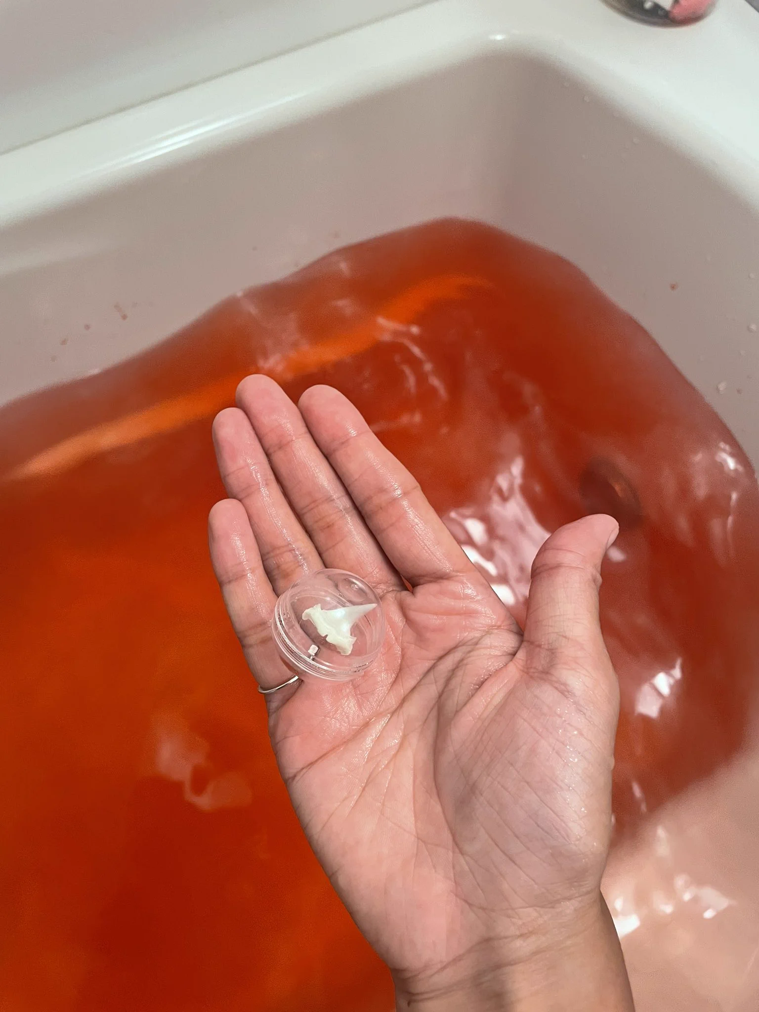 サメに襲われた気分になれる！？『B級パニック入浴剤 サメボム』が最高すぎる！