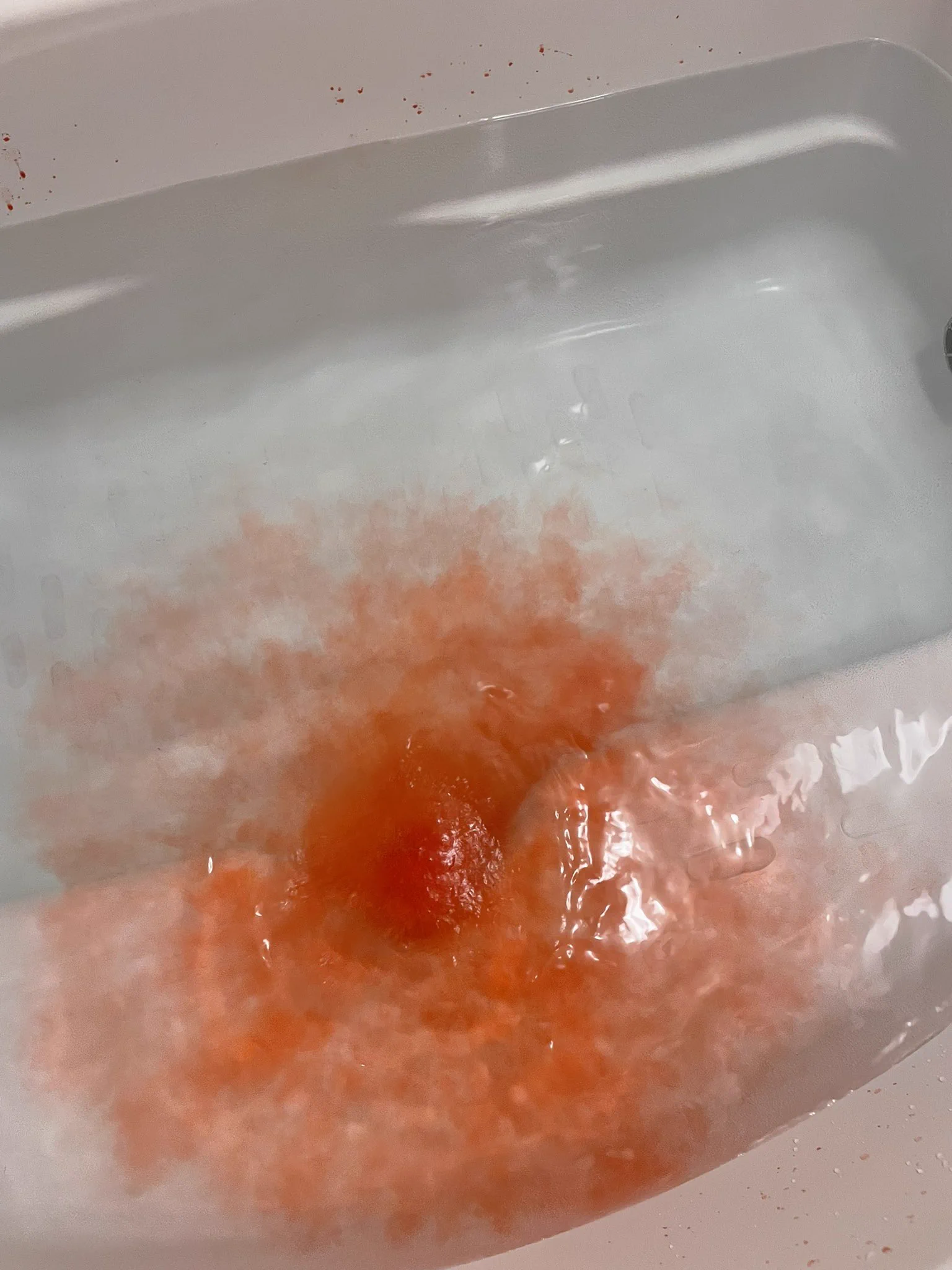 サメに襲われた気分になれる！？『B級パニック入浴剤 サメボム』が最高すぎる！