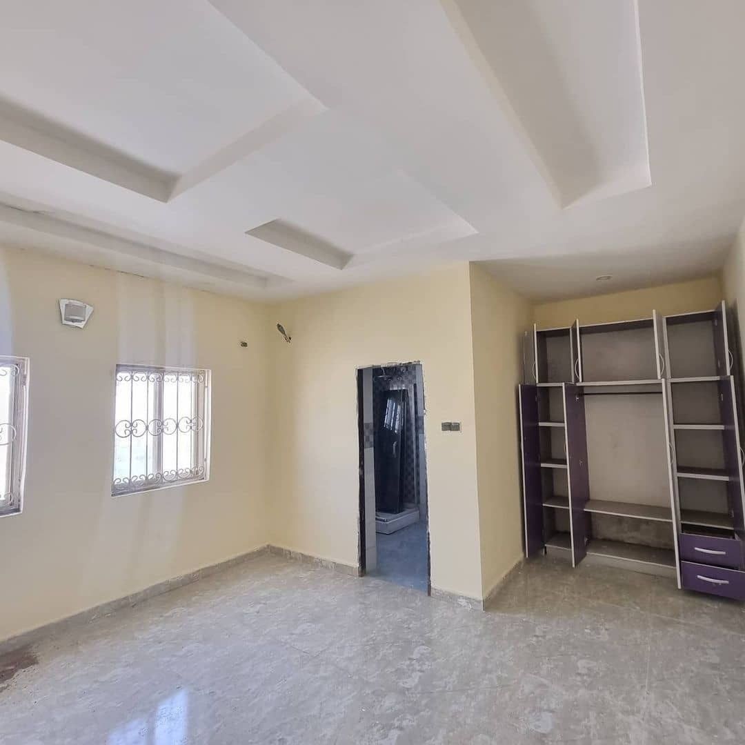 Solidly built 4 bedrooms semi detached duplex (2 floors)

2 living rooms
Spacious kitchen
POP finishing
Ample parking
Green area.

Price: N65m

5% agency fee