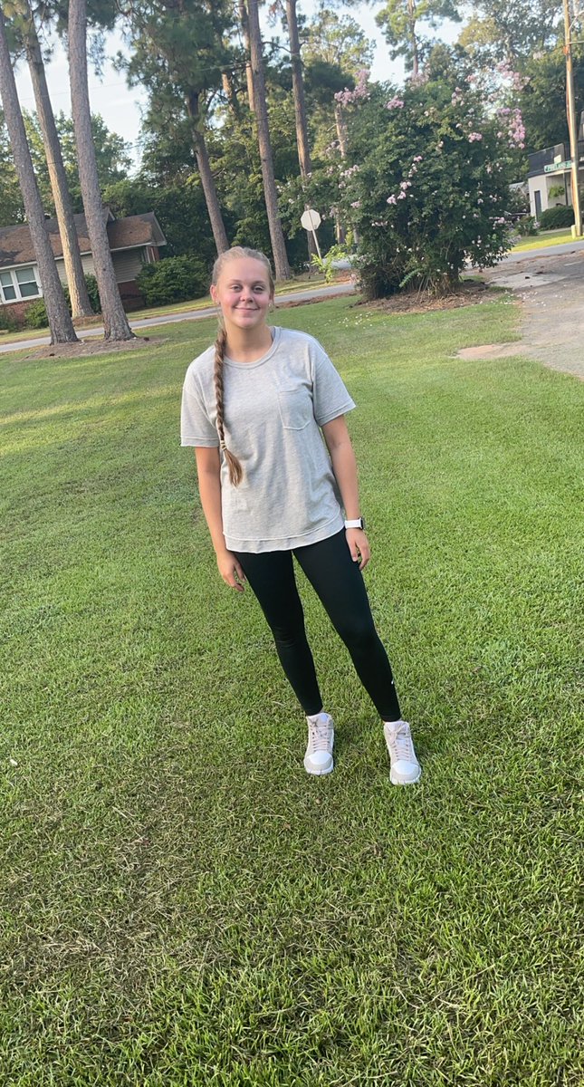aearle04's tweet photo. First day of school obligatory pic…#classof23 https://t.co/aj0EAKyBpy