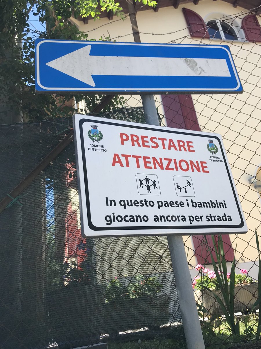 nottetwitt's tweet photo. Achtung! In diesem Dorf spielen die Kinder noch auf die Straße!!! #Berceto #Parma https://t.co/ya14cmxUgq