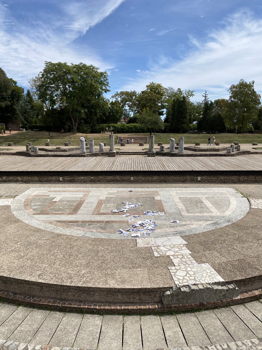 annadart_artist's tweet image. Arts hovering in the wind w/ petals of roses 💫 This happened in the historical center of Lyon, France one beautiful August. 

#annadart #watercolour #experimental #artperformance #metaverse