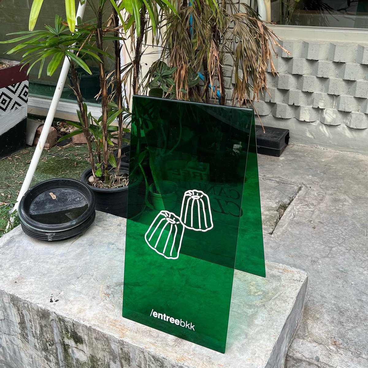 RatherRoam's tweet photo. Entree coffee &amp; canelé☕️
ร้านขนมชื่อดังในสีลมซอย 8 ที่เค้าว่าคาเนเล่อร่อยมาก! เราลองเป็นรส original กับ hojicha อร่อยจริงไม่จกตา เนื้อกรอบนอกนุ่มใน ด้านในมีความฉ่ำเบาๆ ชอบตัวโฮจิโะสุด หอมชาละมุนๆ กินคู่กับกาแฟคือลงตัว 🍰✨

#รีวิวคาเฟ่ #คาเฟ่กทม #คาเฟ่กรุงเทพ https://t.co/32ZdnmiAk7