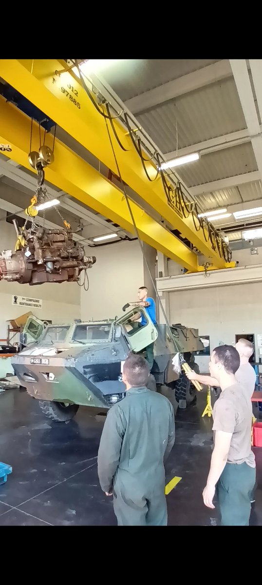3eRMAT's tweet image. #MondayMotivation 💪

🔧Nos soldats suivant une formation technique de spécialité ont pu ce matin sortir le moteur d'un VAB (véhicule de l'avant blindé) ⚙

Une manœuvre complexe du fait du poids et de la taille du moteur 💪

#3rmat #fierdenossoldats