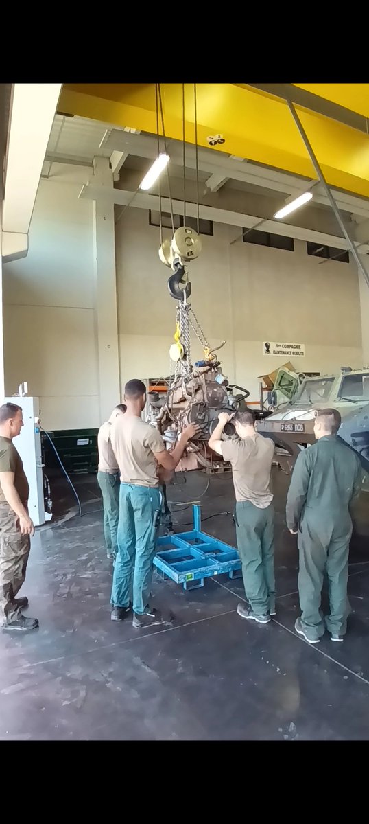 3eRMAT's tweet image. #MondayMotivation 💪

🔧Nos soldats suivant une formation technique de spécialité ont pu ce matin sortir le moteur d'un VAB (véhicule de l'avant blindé) ⚙

Une manœuvre complexe du fait du poids et de la taille du moteur 💪

#3rmat #fierdenossoldats