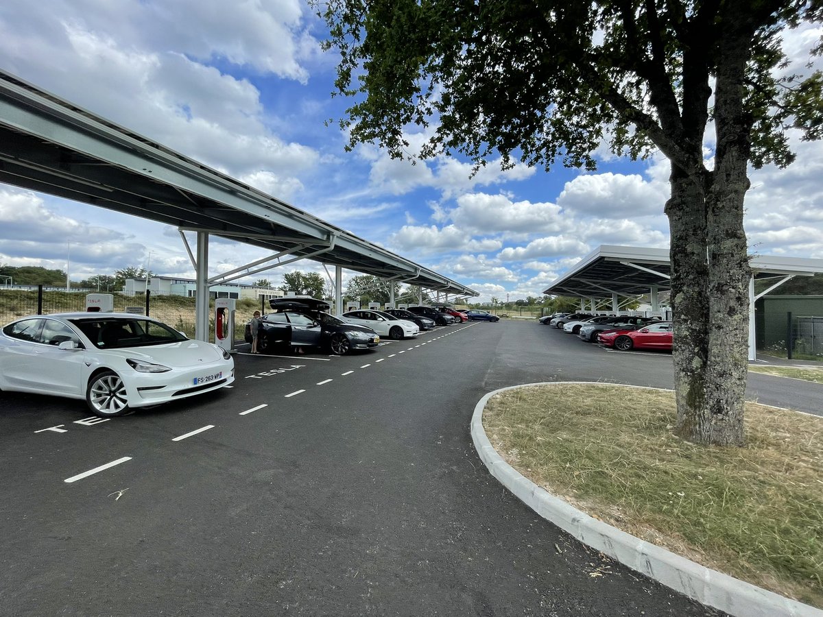 First time to spot 2x Skoda &amp; 1x Hyundai at the supercharger. 3rd one where only 50% is used.