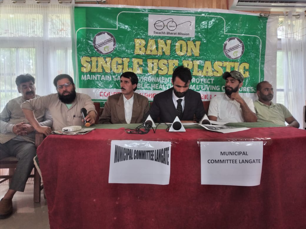 LangateMc's tweet photo. Press conference by MC Langate  along with stake holders on Ban on single plastic use today in the town hall Langate,as a part of intensvie campigning on BOSUP #plasticseazzadi @ULBKASHMIR @advozshahnawaz https://t.co/7eALK8OV95