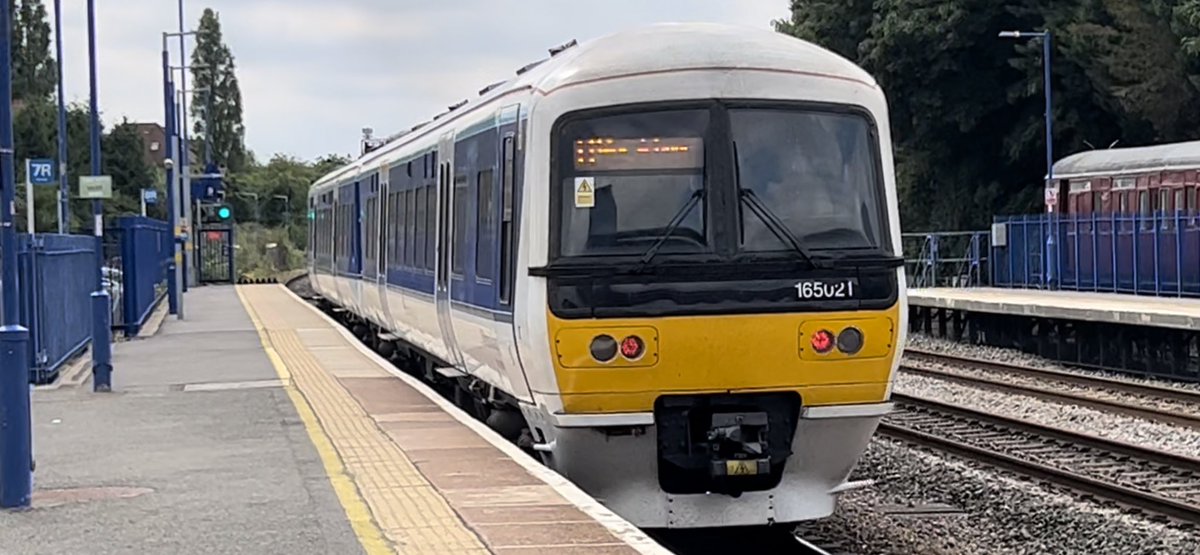 PlatformEdge1's tweet image. 165021 takes me from Banbury to Princes Risborough #Class165