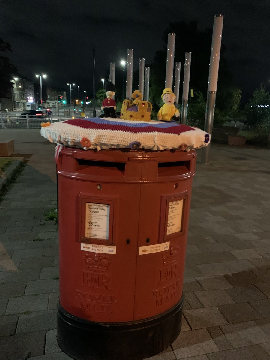 Can you help #stretfordtwitter ? This lovely knitted postbox thingum has come off (think it needs re-tensioning) It is currently with the lovely folks <a href="/foodhalls_/">STRETFORD FOODHALL</a> waiting to be rescued/ repaired/ reclaimed? Can we get it back to the phantom knitter? Ta ❤️✅ 🧶