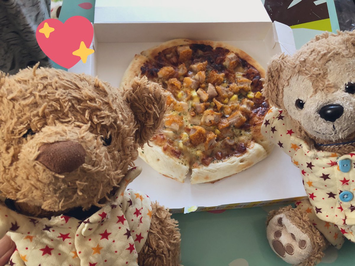 chocola1teddy's tweet photo. ご主人様がファミマでね、ピザかってきたんよ✨いまのコンビニって、なんでもうっててすごいよねー(๑˃̵ᴗ˂̵)💕
おあじはとってもおいしかったよー！ https://t.co/w5bcAHP1BJ