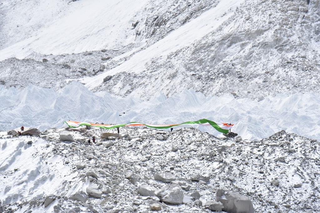 पिंपरी चिंचवड येथील पिंपळे निलख मधे राहणाऱ्या बाल गिर्यारोहक साई कवडे वय वर्ष १३ याने आजादी का अमृत महोत्सव साजरा करत असताना दिनांक २६/०५/ २०२२ रोजी एव्हरेस्ट शिखराच्या बेस कॅंप ला १७५ फुट तिरंगा फडकवत राष्ट्रगीत गायले ..<a href="/rajeshpatilias/">Rajesh Patil</a> <a href="/pcmcindiagovin/">पिंपरी चिंचवड महानगरपालिका Official</a>