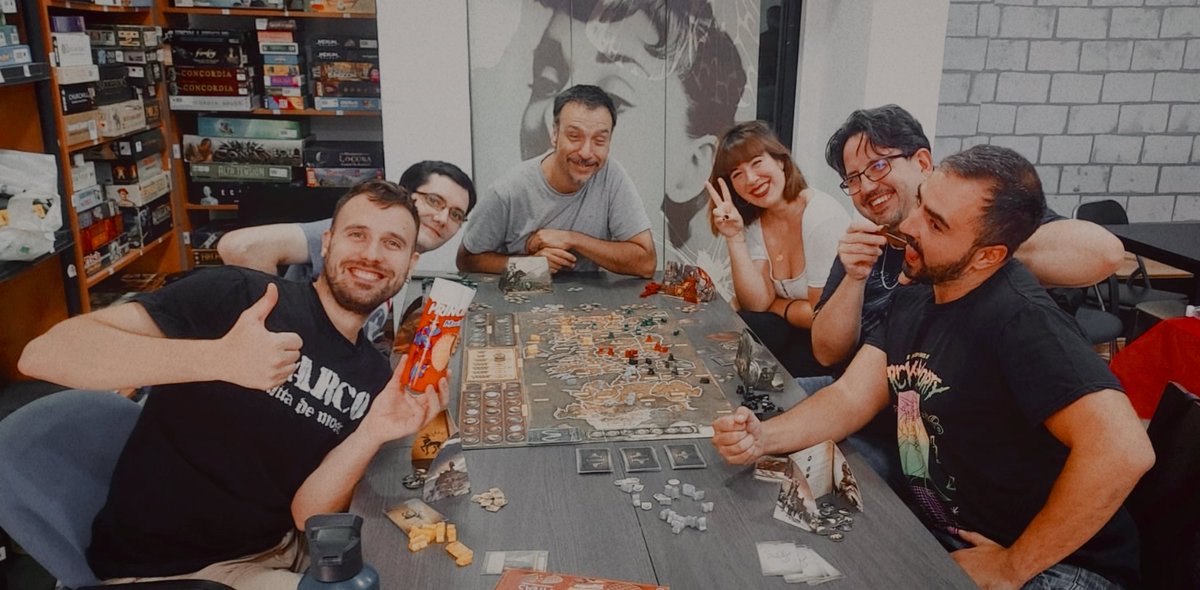 _illokdise's tweet photo. partida de 6h al Juego de Tronos con el bae y gente muy bonica de la asociación. me tocó ser los Lannister y aunque no gané quedé segunda que ya es bastante😌 https://t.co/QuteAWkVz8