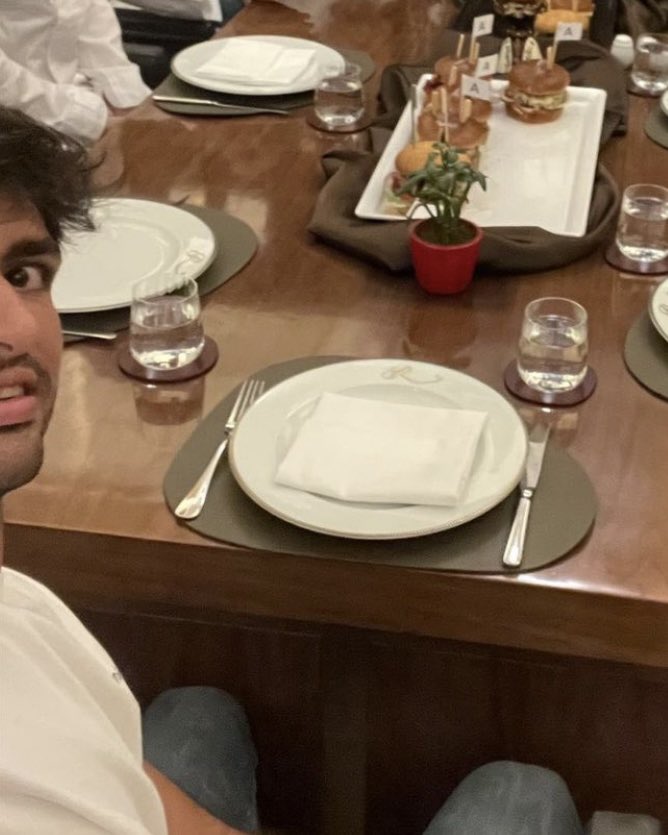 sainzcomfort's tweet photo. this photo only proves just how bad carlos is at taking selfies 😭 https://t.co/4IvItdYQzg