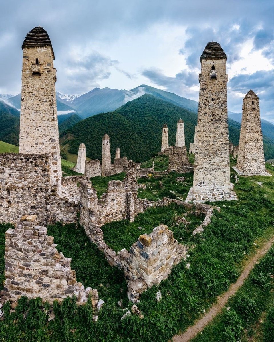 ninjasniperpon's tweet photo. The mysterious medieval towers of Ingushetia, Russia. https://t.co/jUl1TTwmHS