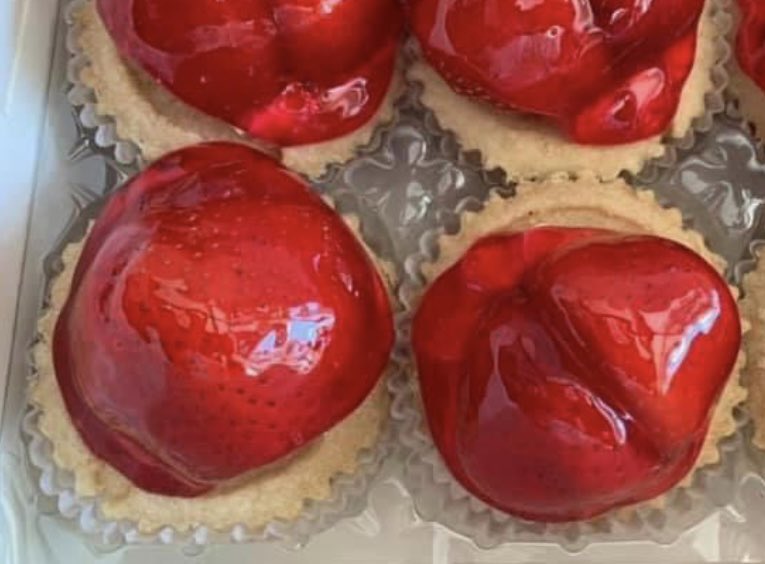 bakers_oven's tweet photo. #Bakers_oven is turning heads today with a large selection of treats for watching #LoveIsland Final #shoplocal #Igotatext ❤️ 🏝 https://t.co/q0GSPT9oVf