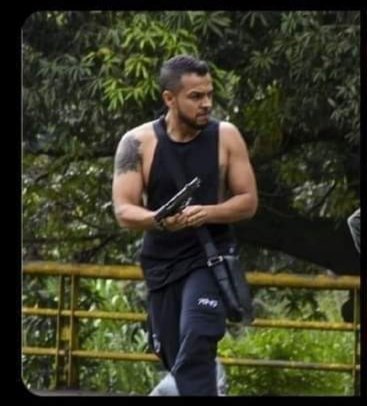 FlacaPiguz's tweet photo. Maria Fernanda Cabal pidiendo protección para este tipo, en serio? Q se proteja el solito, no q muy valiente con un arma? https://t.co/8qsmMqnfIB