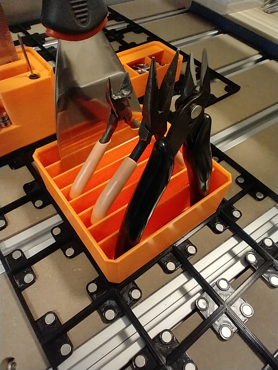 in3dca's tweet image. Tool holder for FreeGrid. Not 100% happy with this yet. This is okay for general use but I think a version that is designed for my specific tools will be better. #freegrid #madewithfreecad #fc3d