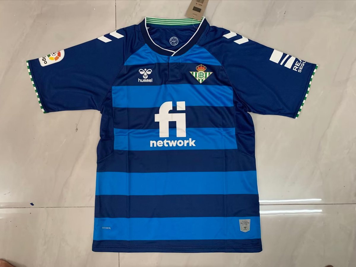 Diegolarom's tweet photo. 🚨SORTEO TWITTER BETIS 🚨

El ganador se lleva la nueva camiseta del Betis de Hummel.

Requisitos para participar: 

1. Dar RT a este tweet.
2. Seguir a esta cuenta (@diegolarom) y a @Camishop2
 
El sorteo se realizará el 26 de agosto. https://t.co/zo2AATwVUF