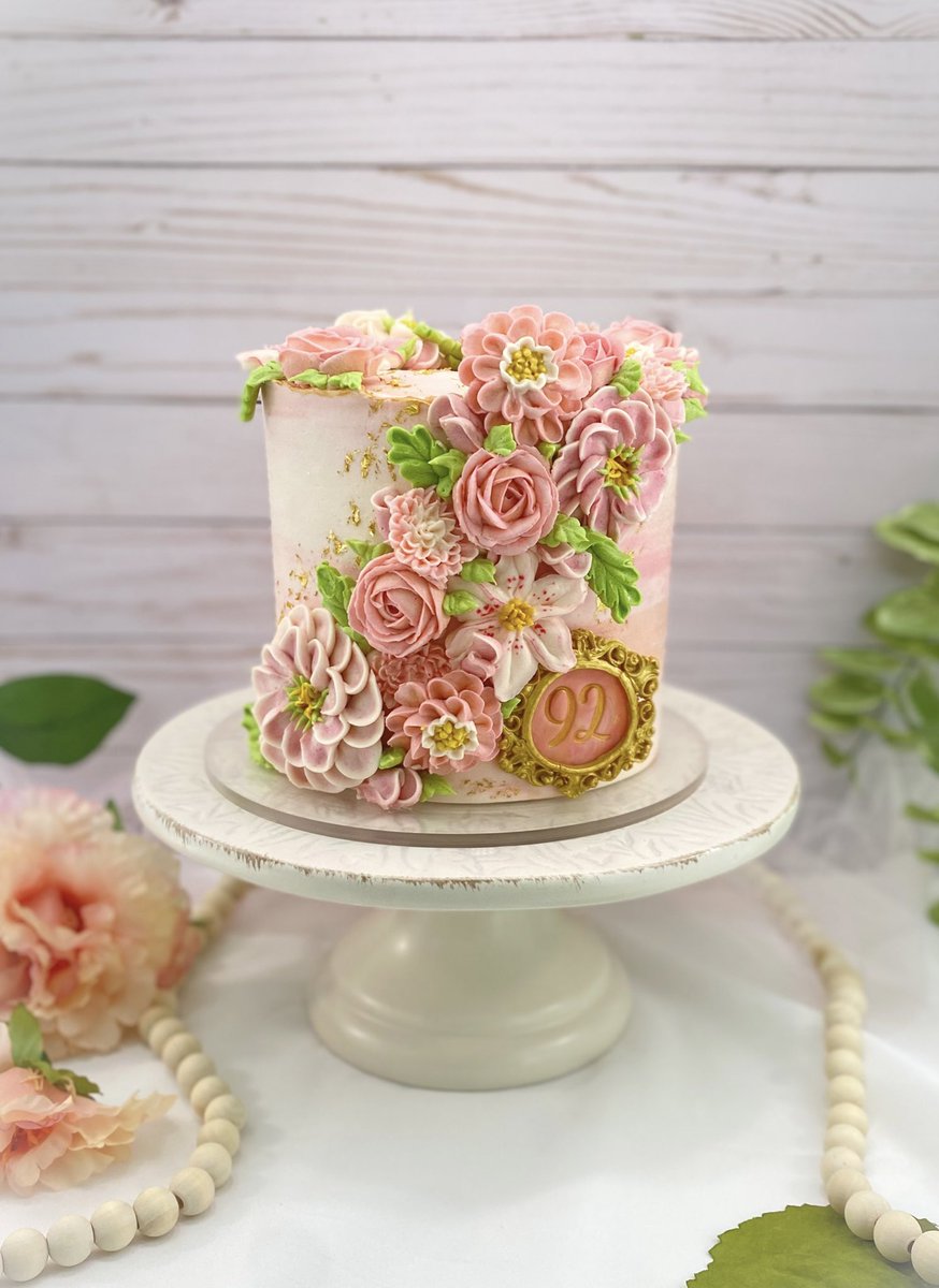 erincakecupcake's tweet photo. 🌸 Which buttercream flower would you like to see a tutorial for first? https://t.co/mOOuL6aflS I used @NYCAKE cake tools & gold dust, @WiltonCakes piping tips, and created the photo set up with @MichaelsStores products! #cakes #floralcake #flowercake #cake #wiltoncakes #caker https://t.co/cDQ3VN0s9x