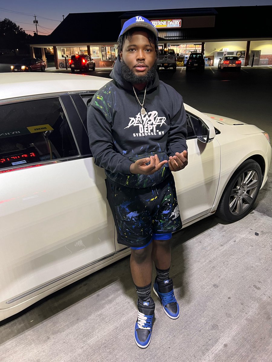 Hollywoodquel1's tweet photo. but I’m still hood , Hollywood couldn’t change me 👨🏾🎨💛 #blackbusiness #SmallBusiness #streetwear #NickiMinaj #hooddesigner https://t.co/m1U3rwdrZb