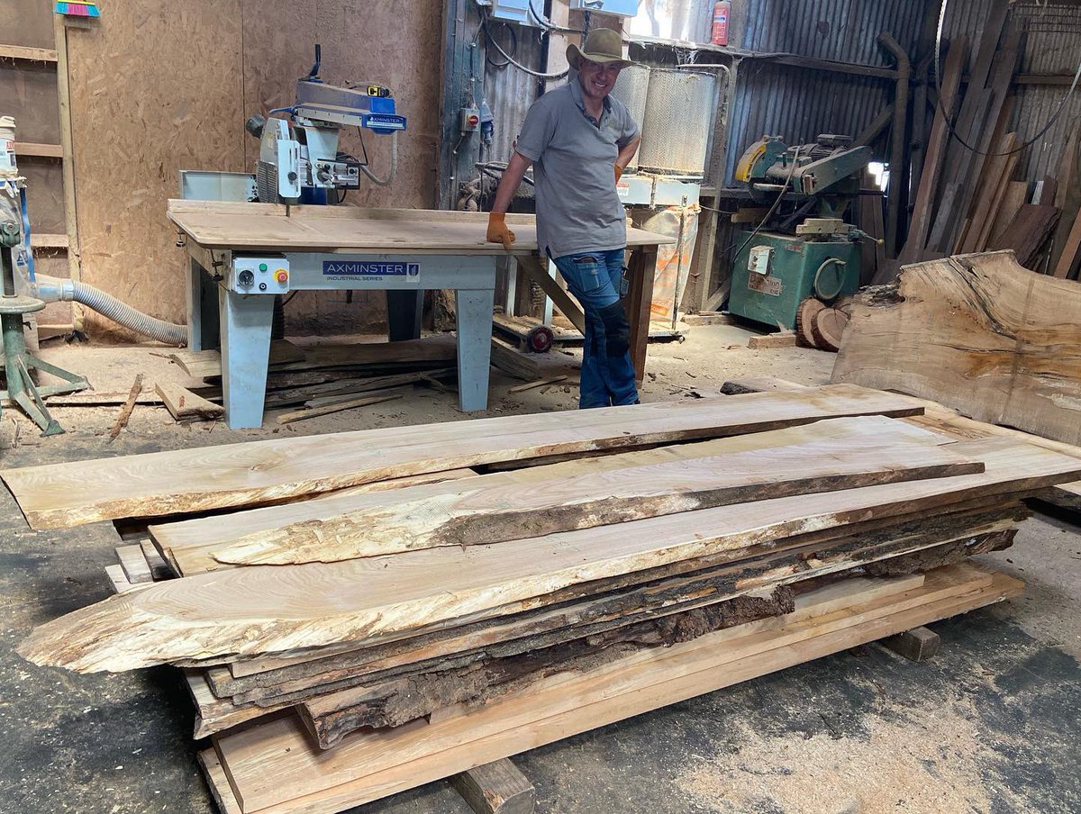 WenTimberCentre's tweet photo. Back to the grindstone after a family holiday and more stock has gone into the Showroom today. Some gorgeous London Plane, just look at that grain in the second picture ๐. Ash, Alder and Sweet Chestnut have all gone in too ๐ณ๐ #backtowork #morestock #hardwoods #localtimber https://t.co/Jb635m8RWK