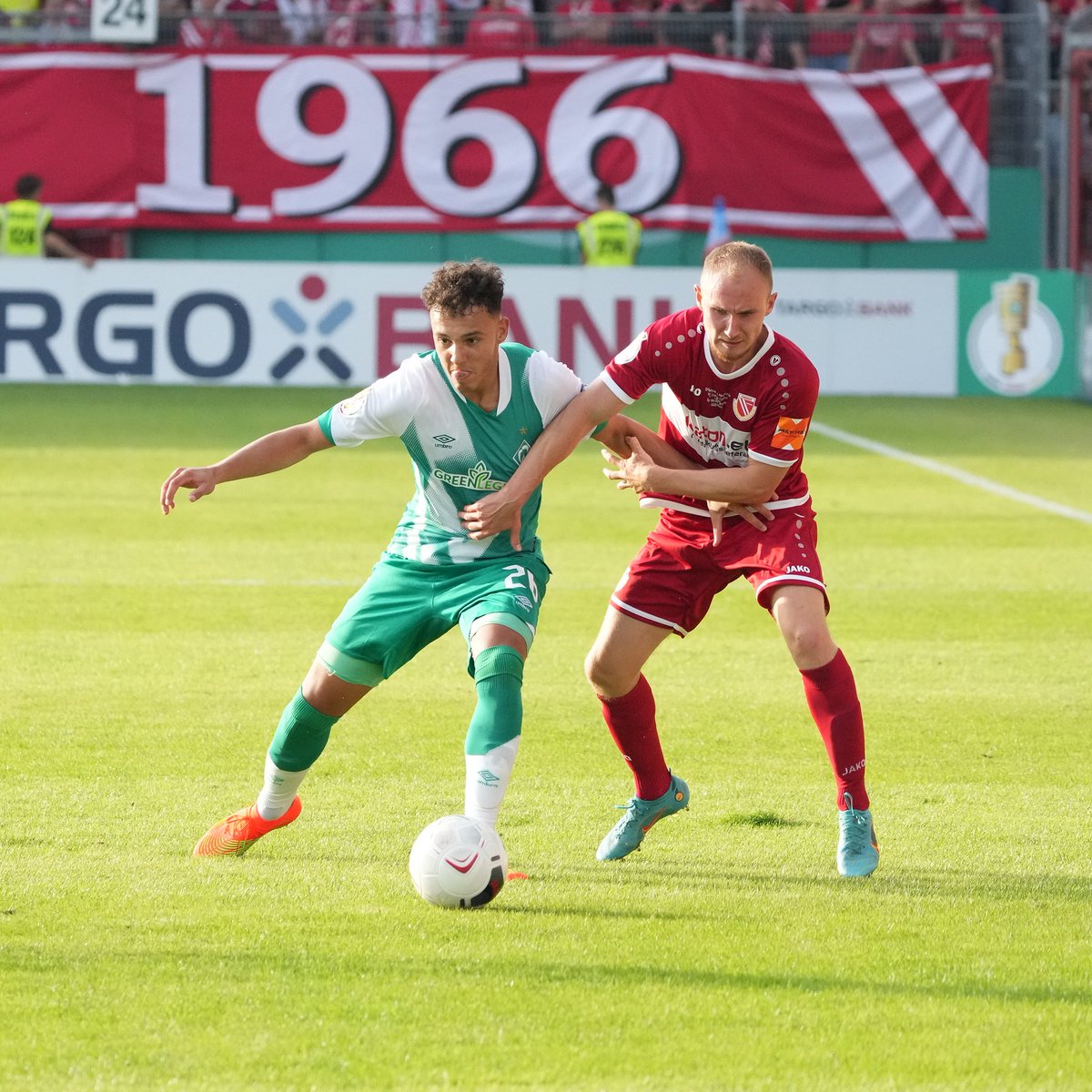 werderbremen's tweet photo. ⏰ 48. Minute
Die erste gute Chance der zweiten Hälfte gehört den Gastgebern. #Borgmann zieht einfach mal mutig ab, #Pavlenka fliegt. Der wuchtige Ball geht aber doch daneben. PUUUH. Wach werden, Jungs!!
#FCESVW 0:1 | #Werder https://t.co/wmXVt9Kc36