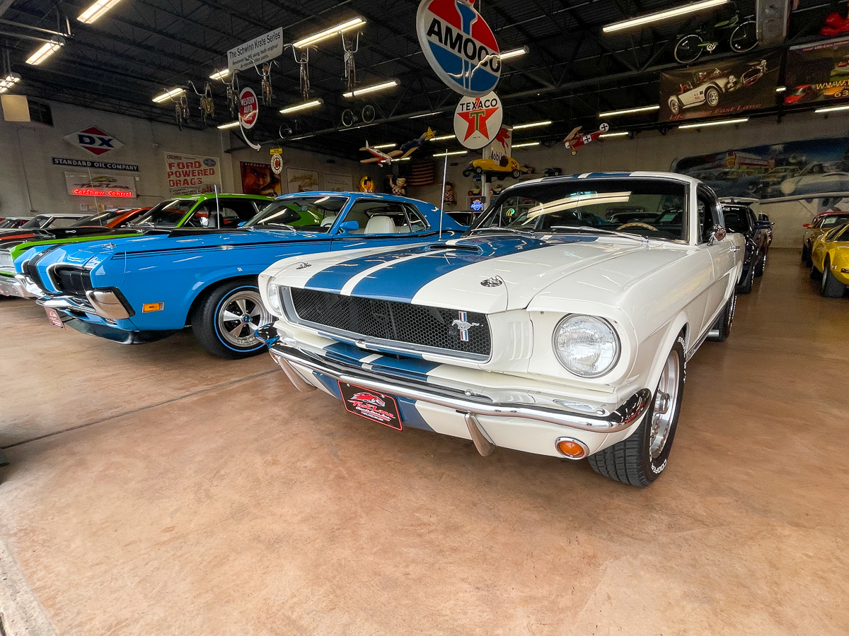 FastLaneSTL's tweet photo. We ready to rip through this week π
#bangingears #MustangMonday #ShelbyGT350 https://t.co/TqlYuYKUHo