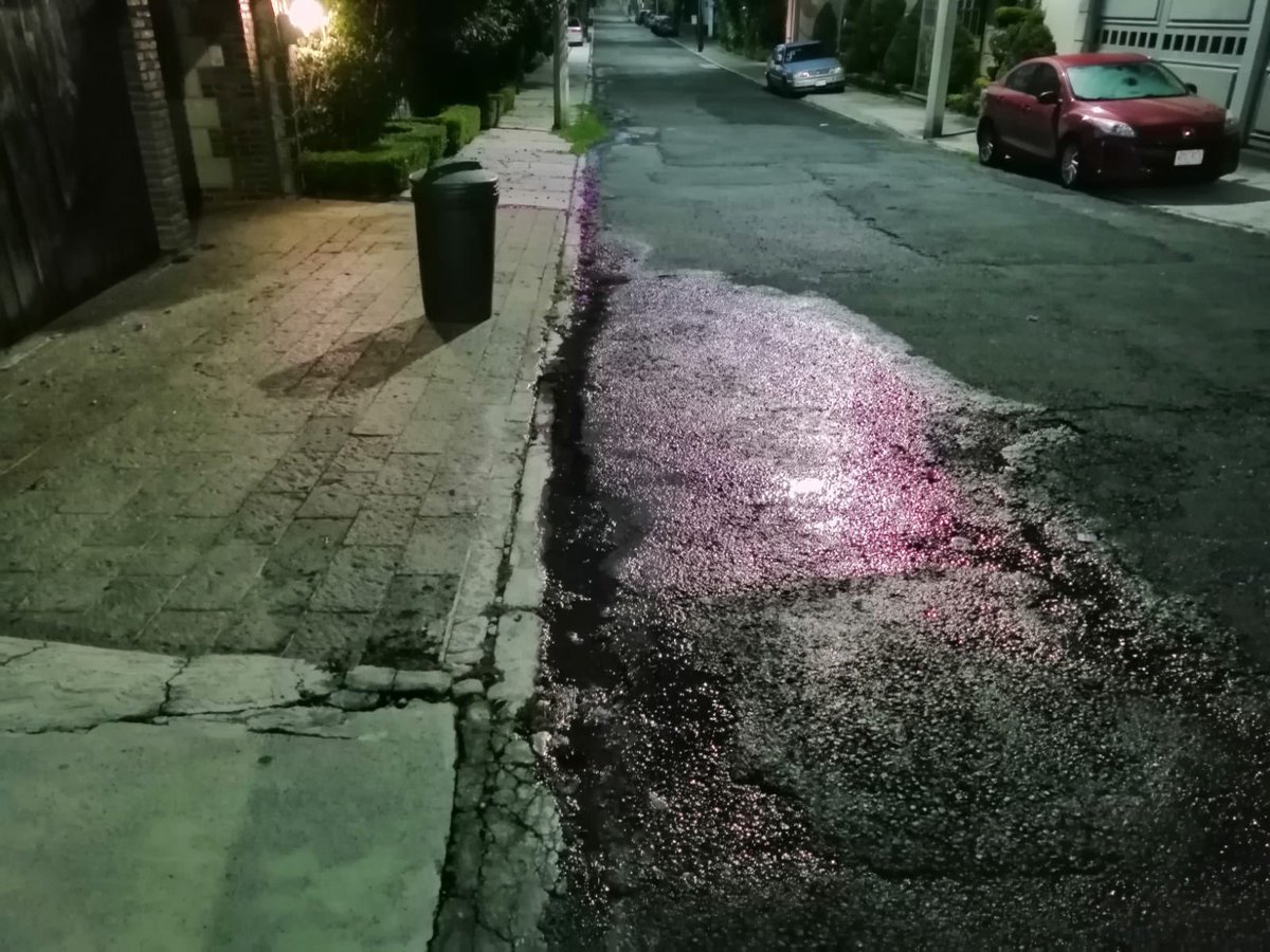 modulo_Claudia's tweet photo. #SeReporta fuga de agua sobre la calle de Peñas afuera del No.172 en la Colonia Jardines del Pedregal. La fuga lleva más de 10 días por lo que se solicita se atienda a la brevedad posible. @SacmexCDMX @AlcaldiaAO https://t.co/8RFAFx5piA