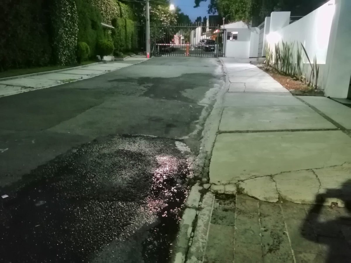 modulo_Claudia's tweet photo. #SeReporta fuga de agua sobre la calle de Peñas afuera del No.172 en la Colonia Jardines del Pedregal. La fuga lleva más de 10 días por lo que se solicita se atienda a la brevedad posible. @SacmexCDMX @AlcaldiaAO https://t.co/8RFAFx5piA