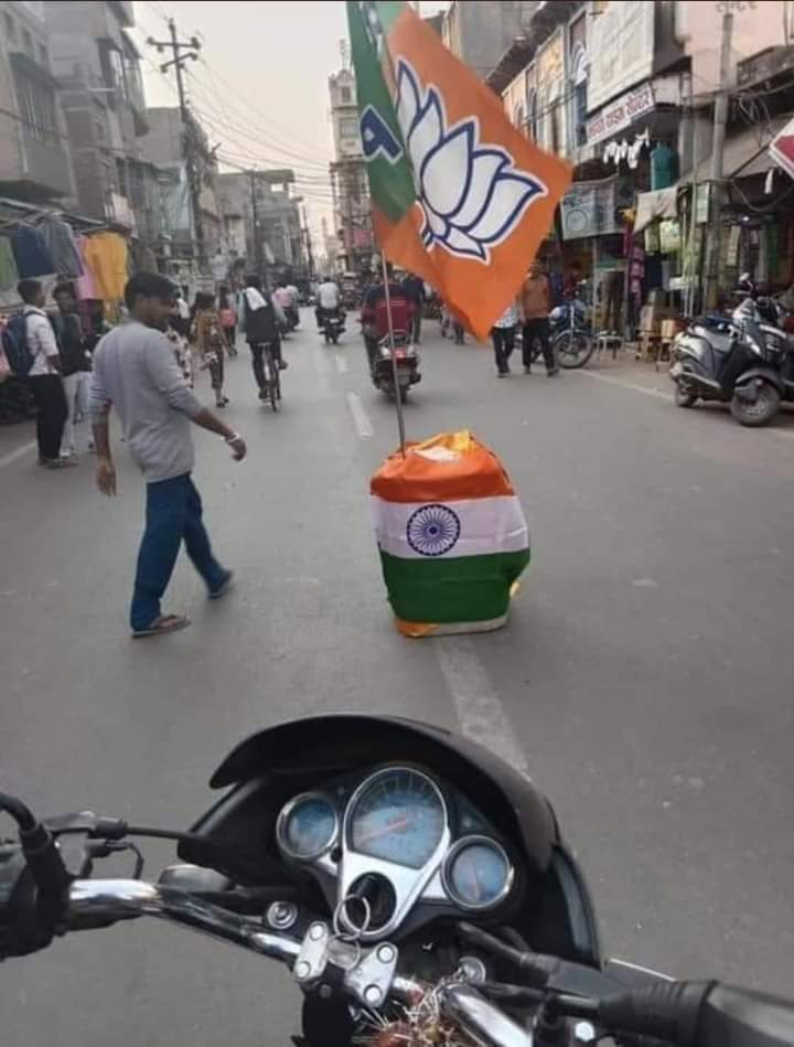 sabirque's tweet photo. How good people respect National Flag https://t.co/73ArPemClJ