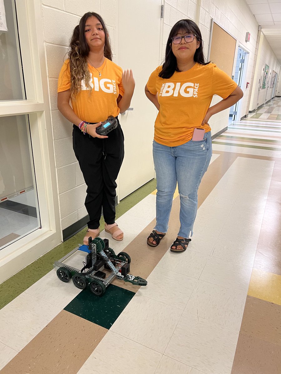 teacherburgos's tweet photo. Thanks to these awesome STEM women for the VEX Robotics Orientation @AWS_Edu #ThinkBigSpace @WHS_MaitlandRTG @APSVirginia https://t.co/xVL02yUiD7