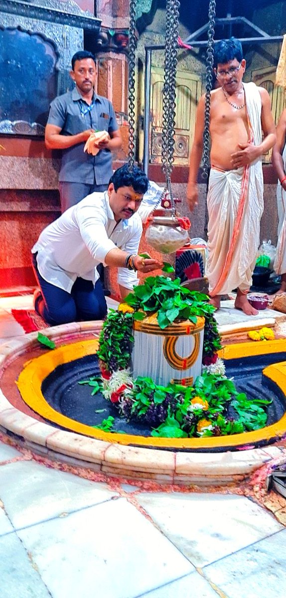 dhananjay_munde's tweet photo. बारा ज्योतिर्लिंगापैकी एक असलेल्या आमच्या परळी येथील प्रभू वैद्यनाथाचे आज पहिल्या श्रावण सोमवार निमित्त मनोभावे दर्शन व आशीर्वाद घेतले. https://t.co/K0fsKIHrJE