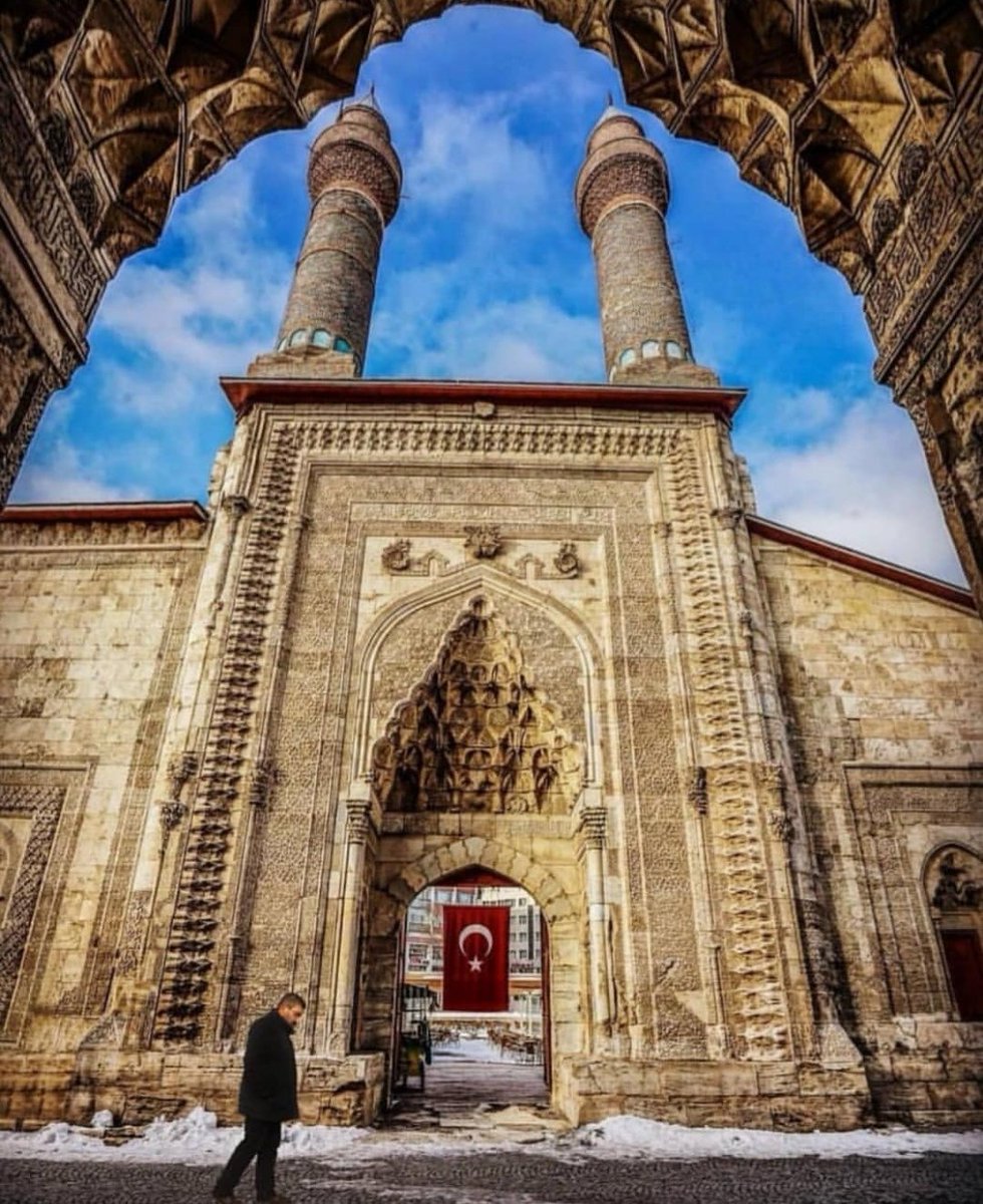 sezerbozkrt's tweet photo. Bozkırın ortasında medeniyet beşiği Buradan arşa çıkar evliyanın ışığı
Saymakla tükenir mi ozanları, aşığı
Veyselle aşka geldim Ruhsatiyle doluyum.
Sivas benim vatanım, ben Sivas'ın oğluyum.. #sivas ❤️ https://t.co/zvYzcq9aCm