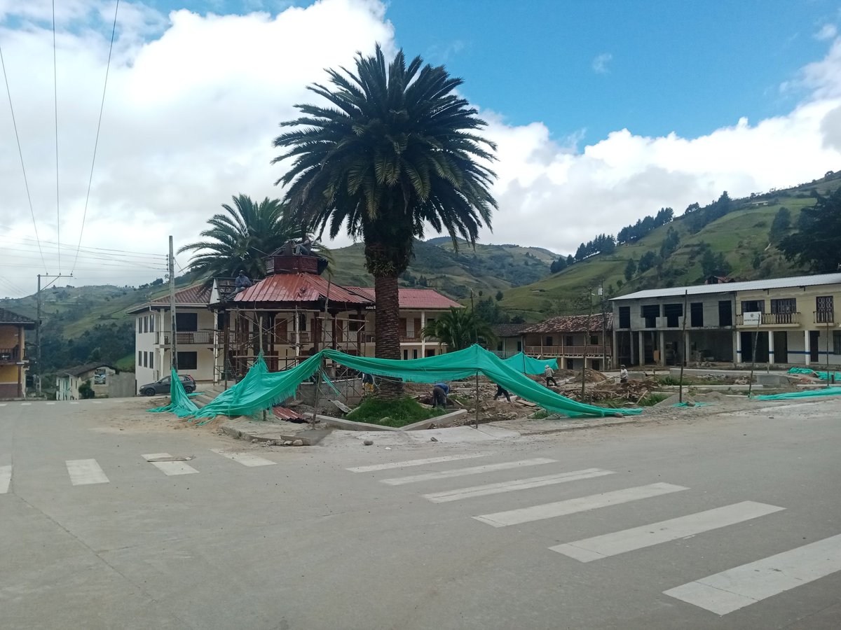 AlexaMontoya101's tweet photo. #PrimerReporteInforma
@primereporte
Continúan los labores de remodelación del parque Central de la parroquia Santiago.
Visita 👇
https://t.co/WCUfe6ysRO https://t.co/kzNXyH3C47