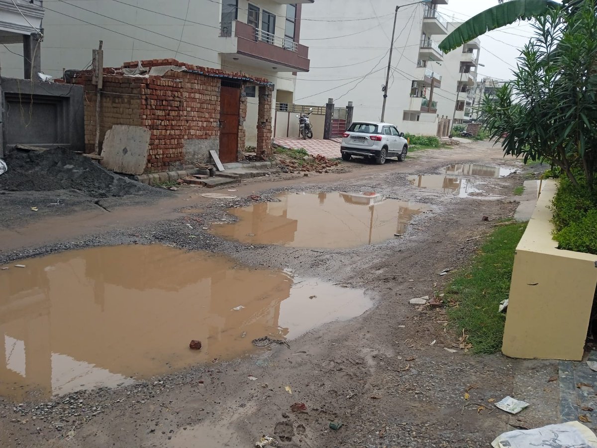 72deepa's tweet photo. @narendramodi_in @PMOIndia @MCF_Faridabad @cmohry सर, हम ग्रेटर फरीदाबाद निवासी आपको पूरी तरह से आश्वस्त करना चाहते हैं चाहे आपके अधिकारी हमें बिजली, सीवर, पानी और सड़क के लिए जितना मर्ज़ी तरसाएँ,गोल गोल घुमाएँ या हमारी जान ही ले लेंbut we r Indians and will remain🇮🇳 #SaveGrFbd https://t.co/XsZay5zs6v
