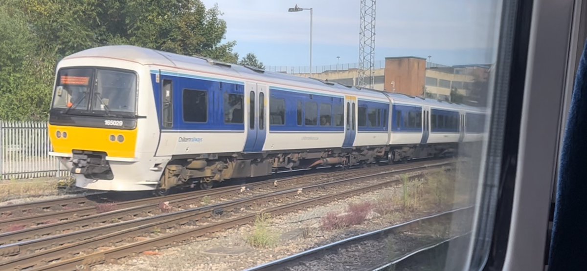 PlatformEdge1's tweet image. 165029 arriving into Aylesbury as my train departs #Class165