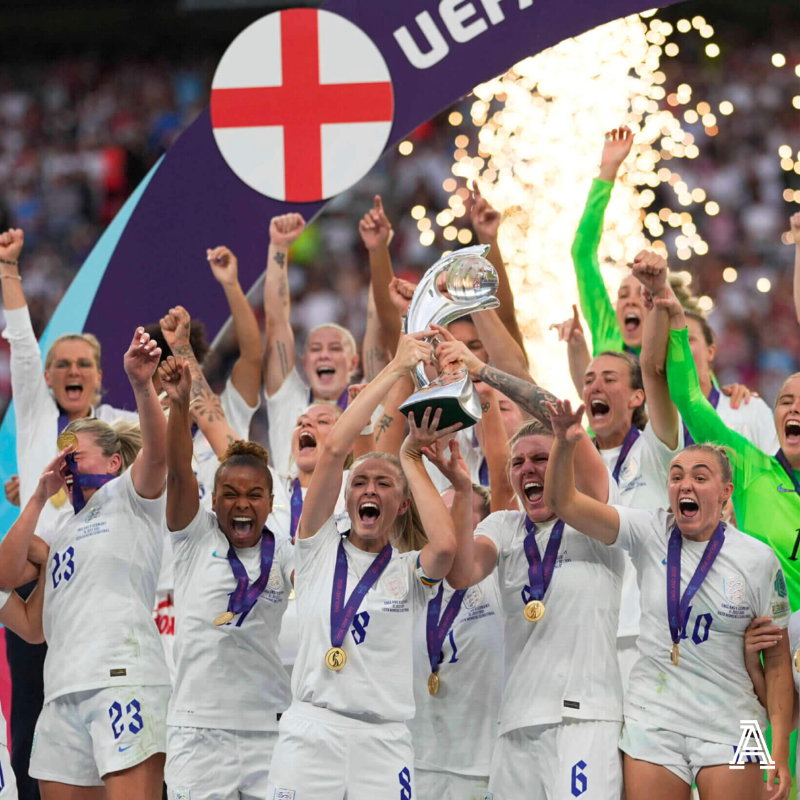 TheAthleticFC's tweet photo. 🏴󠁧󠁢󠁥󠁮󠁧󠁿 What makes Keira Walsh a ‘true footballer’
⚽️ How scoring first in a final affects mentality
🇩🇪 Taking advantage of Germany’s zonal marking
🔼 England’s defensive triangle

@gemmadavison07 &amp; @ben6mee explain how England won the #WEURO2022 final 

📝 @SarahShepSport