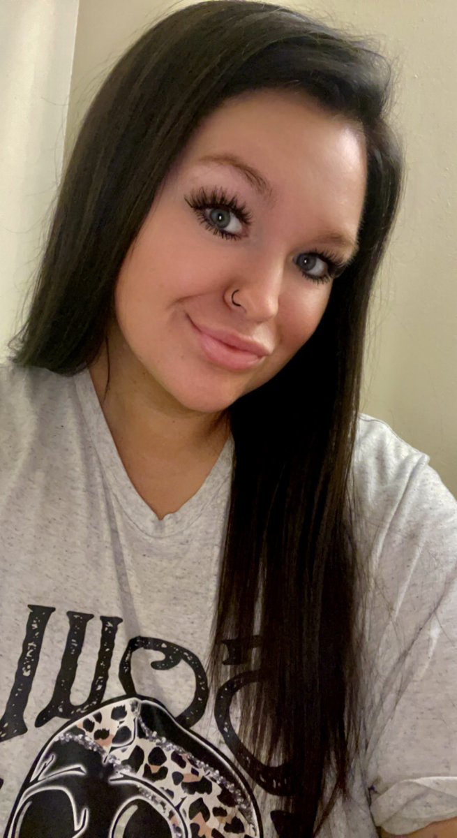 raeganhackler's tweet photo. That jawline… I did that!🖤 #weightloss #weightlossjourney #weightlosstransformation #fitness #10fitness #mama #girlmama #MondayMotivation https://t.co/mcv4GY5hC4