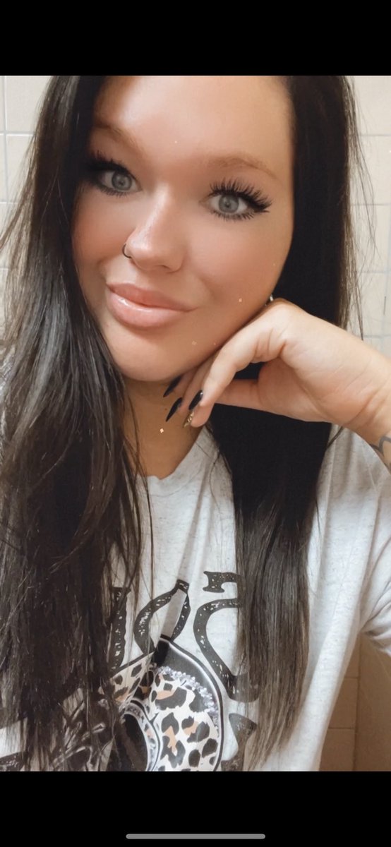 raeganhackler's tweet photo. That jawline… I did that!🖤 #weightloss #weightlossjourney #weightlosstransformation #fitness #10fitness #mama #girlmama #MondayMotivation https://t.co/mcv4GY5hC4