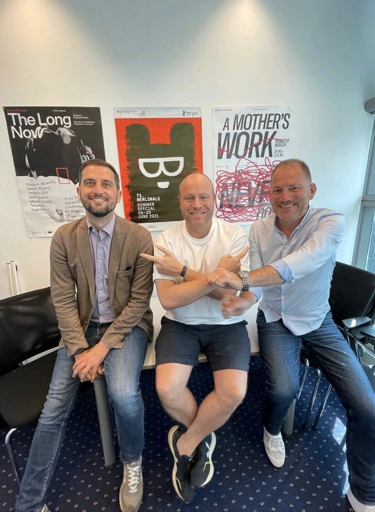 Sommerliches Treffen bei #Culture4Climate am Potsdamer Platz. Good Vibrations bei Henning Mohr <a href="/Zukunftsmelder/">Henning Mohr</a> <a href="/kupoge/">Kulturpolitische Gesellschaft e.V.</a>, Jacob Bilabel <a href="/thema1berlin/">Jacob Sylvester Bilabel</a> #Aktionsnetzwerknachhaltigkeitinkulturundmedien und Ralf Weiß <a href="/NetzwerkN2K/">2N2K</a>. Urlaub ist schön, Kooperation auch. Bild <a href="/SelinaKahle/">SelinaKahle</a>